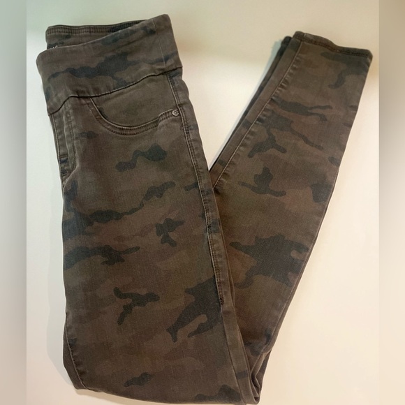 Rock & Republic Camo Skinny Jeggings - Picture 1 of 8